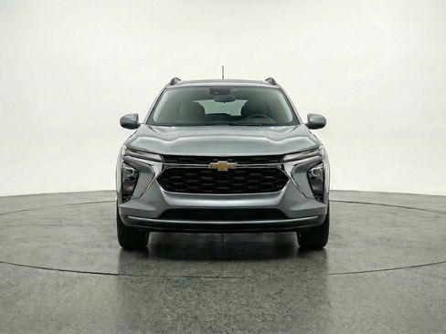 Used 2025 Chevrolet Trax LT w/ LT Convenience Package image 2