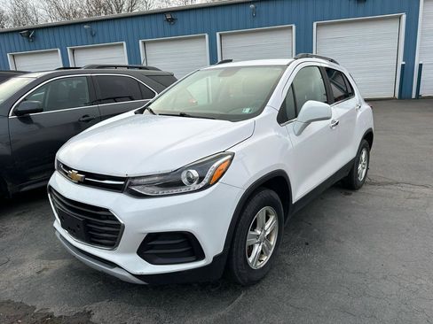 Used 2018 Chevrolet Trax LT w/ LT Convenience Package image 1