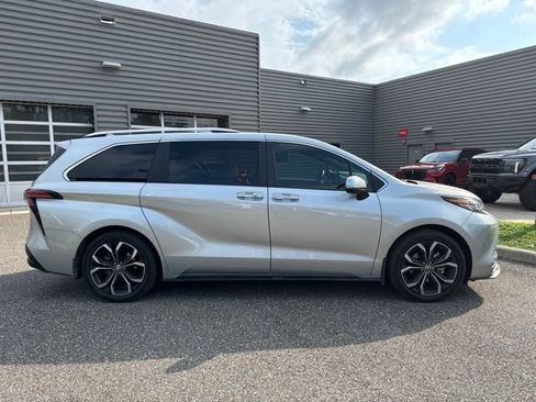 Used 2025 Toyota Sienna Platinum FWD image 4