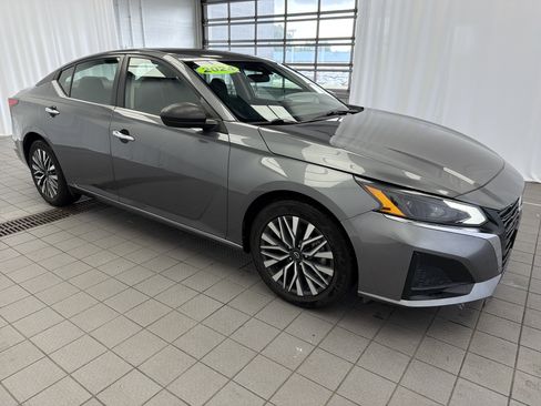 Used 2024 Nissan Altima 2.5 SV FWD image 3