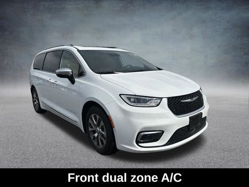 Used 2023 Chrysler Pacifica Pinnacle image 9