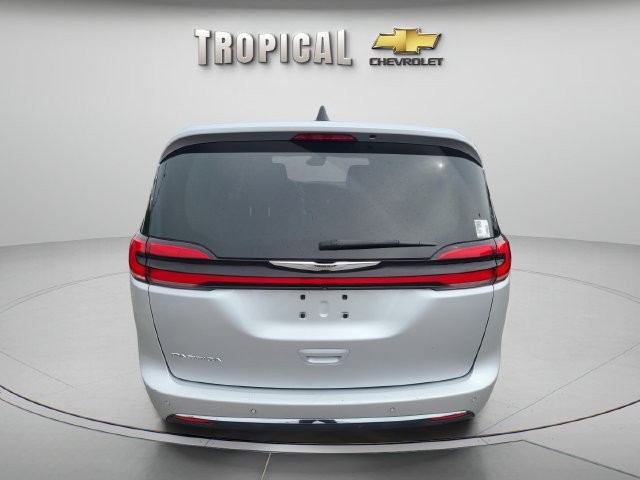 Used 2023 Chrysler Pacifica Touring-L FWD image 4
