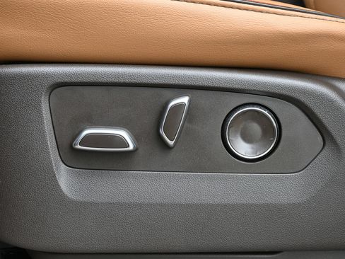 Certified 2025 Cadillac Escalade Premium Luxury AWD/4WD image 15