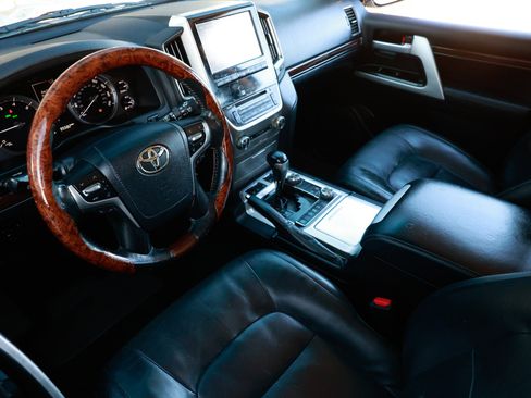 Used 2017 Toyota Land Cruiser image 6