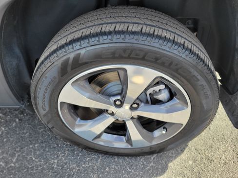 Used 2020 Jeep Cherokee Limited image 37