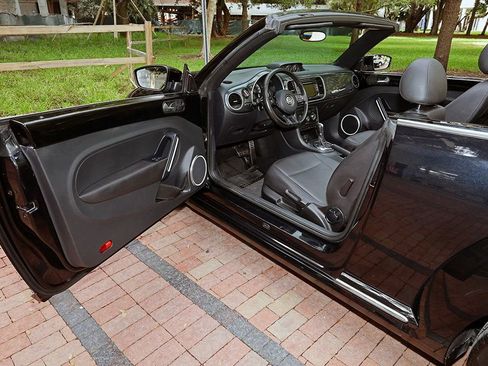 Used 2013 Volkswagen Beetle 2.0T image 25