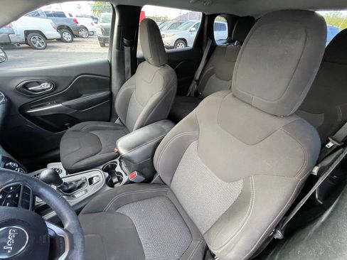 Used 2019 Jeep Cherokee Latitude w/ Popular Appearance Group FWD image 14