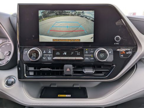 Used 2023 Toyota Highlander XLE AWD/4WD image 21