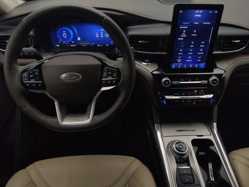Used 2022 Ford Explorer Platinum w/ Equipment Group 601A AWD/4WD image 22