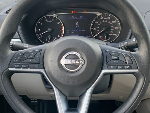 Used 2025 Nissan Altima 2.5 SV FWD image 9