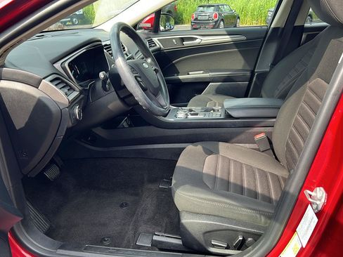 Used 2019 Ford Fusion SE FWD image 4