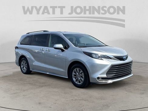 Used 2025 Toyota Sienna XLE FWD image 7