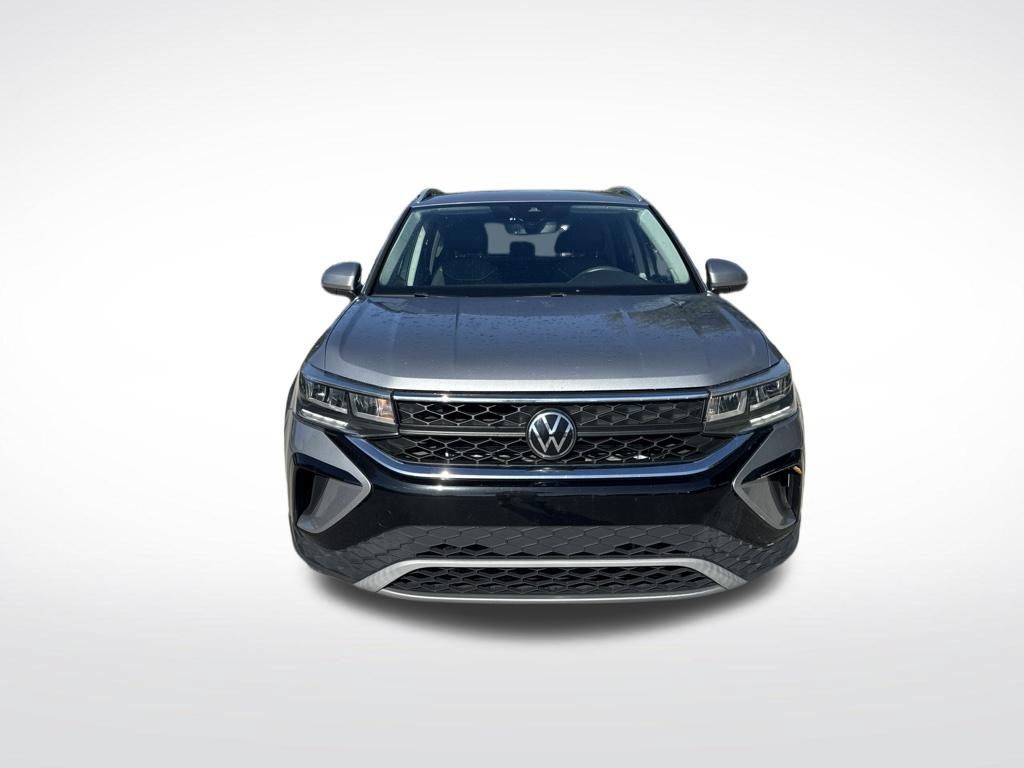 Certified 2023 Volkswagen Taos SE w/ Black Wheel Package FWD image 3