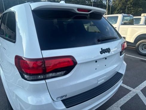 Used 2020 Jeep Grand Cherokee Altitude RWD image 4
