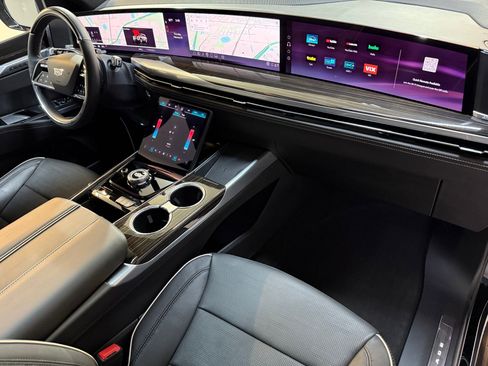 Certified 2025 Cadillac Escalade ESV Premium Luxury image 59