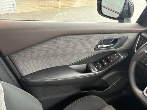 Used 2023 Nissan Rogue SV image 12