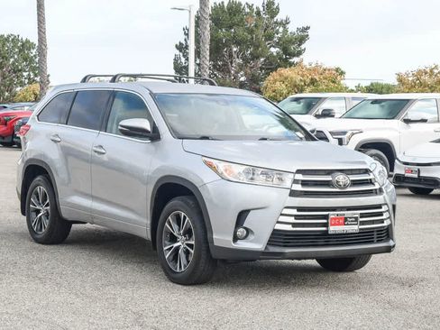 Used 2017 Toyota Highlander Plus FWD image 3