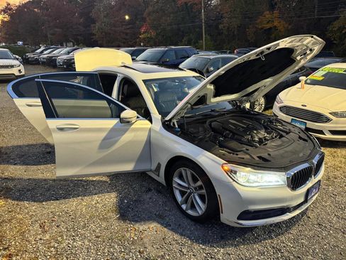 Used 2017 BMW 750i xDrive image 7