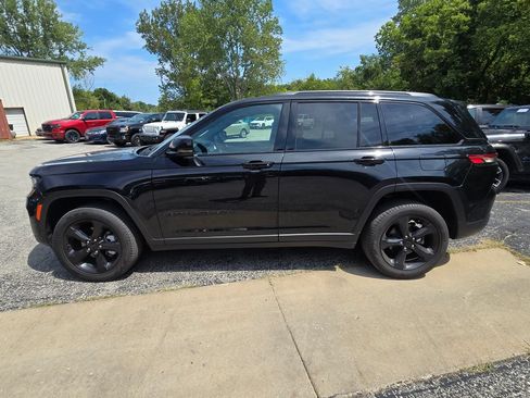 Used 2024 Jeep Grand Cherokee Limited w/ Black Appearance Package AWD/4WD image 3