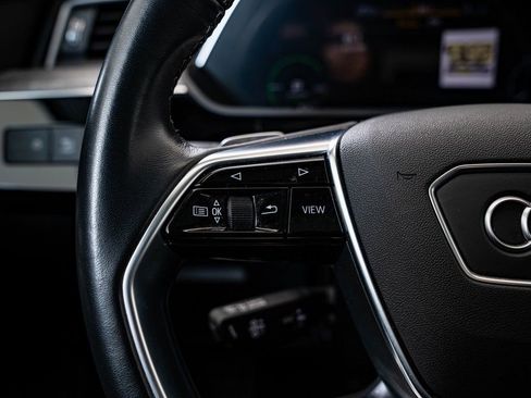 Used 2022 Audi e-tron Premium w/ Convenience Plus Package image 28