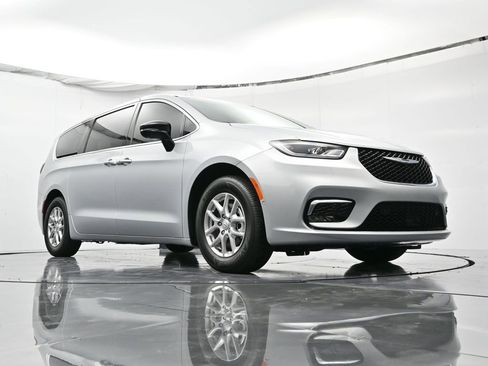 New 2026 Chrysler Pacifica Select image 36