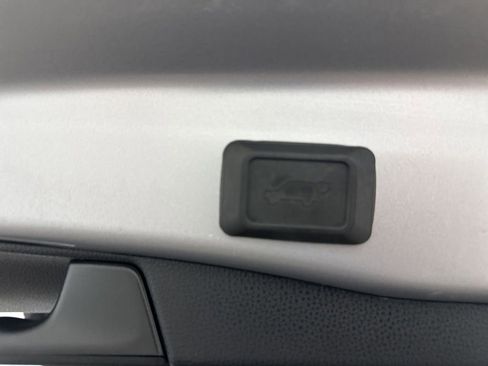 Used 2021 Toyota RAV4 XLE Premium image 28