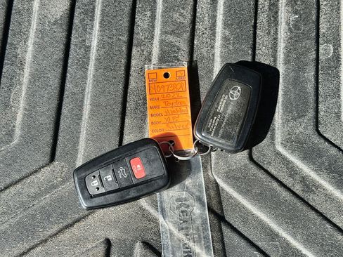 Used 2022 Toyota Highlander XLE FWD image 25