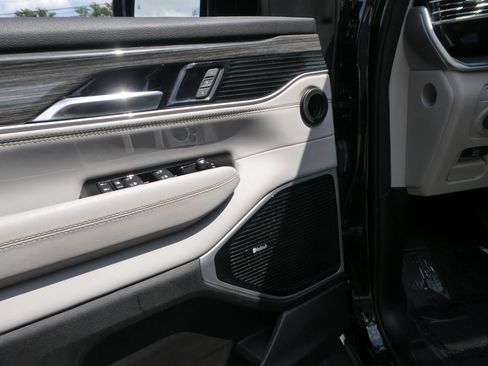 Used 2022 Jeep Wagoneer Series III w/ Premium Group I AWD/4WD image 16