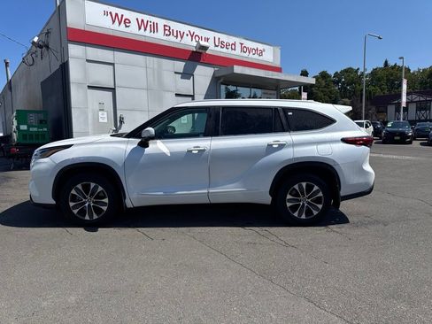 Used 2023 Toyota Highlander XLE AWD/4WD image 6