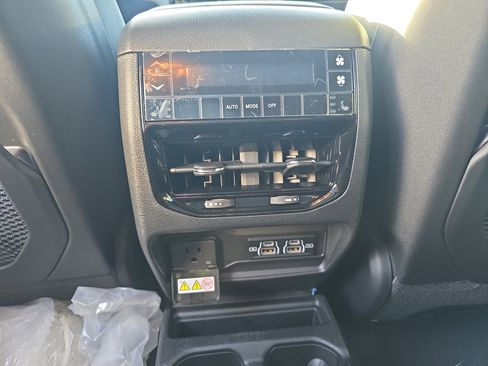 New 2025 Jeep Grand Cherokee L Limited image 17