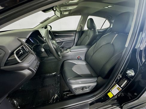 Used 2023 Toyota Camry SE image 12