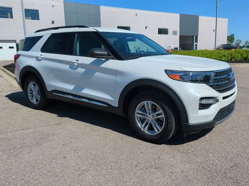 Used 2023 Ford Explorer XLT w/ Equipment Group 202A AWD/4WD image 2