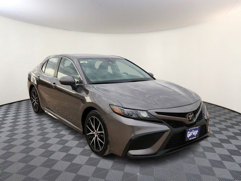 Used 2024 Toyota Camry SE image 6