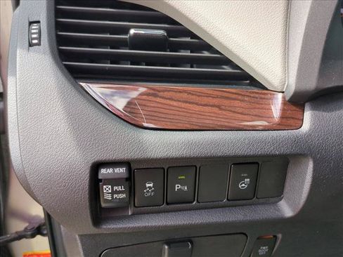 Used 2018 Toyota Sienna Limited FWD image 10