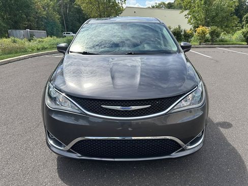 Used 2018 Chrysler Pacifica Touring Plus w/ Tire & Wheel Group FWD image 2