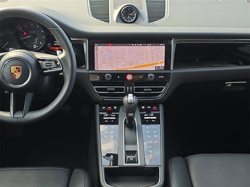 Used 2025 Porsche Macan image 22