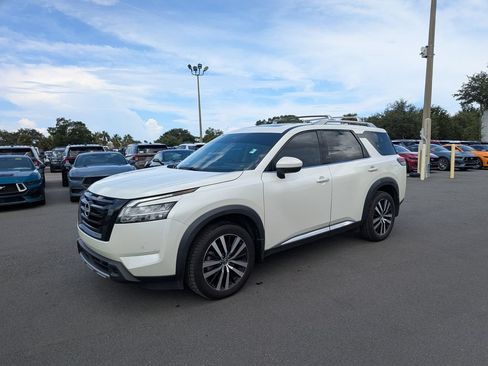 Used 2024 Nissan Pathfinder Platinum w/ Black Appearance Package FWD image 3