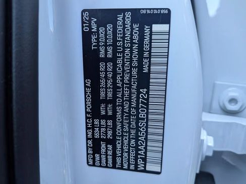 Certified 2025 Porsche Macan AWD/4WD image 30