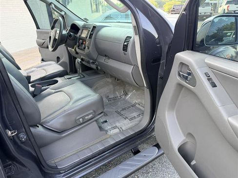 Used 2013 Nissan Frontier SL w/ Moonroof Pkg AWD/4WD image 11