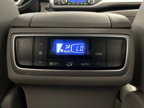 Used 2014 Toyota Highlander XLE FWD image 13