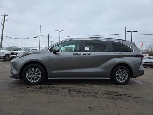 Used 2026 Toyota Sienna LE image 4