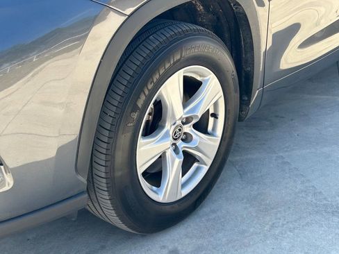 Used 2025 Toyota Highlander LE image 9