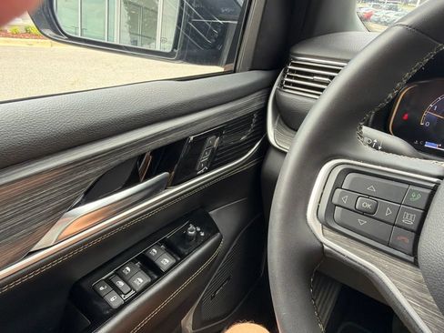 Used 2024 Jeep Wagoneer L Series II RWD image 22