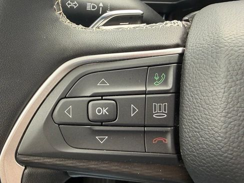Used 2025 Jeep Grand Cherokee Altitude RWD image 21