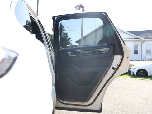 Used 2019 Porsche Cayenne AWD/4WD image 30