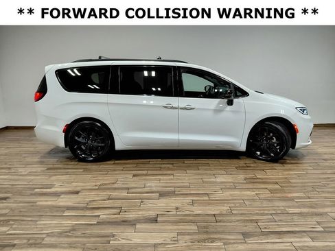 Certified 2025 Chrysler Pacifica Limited image 15