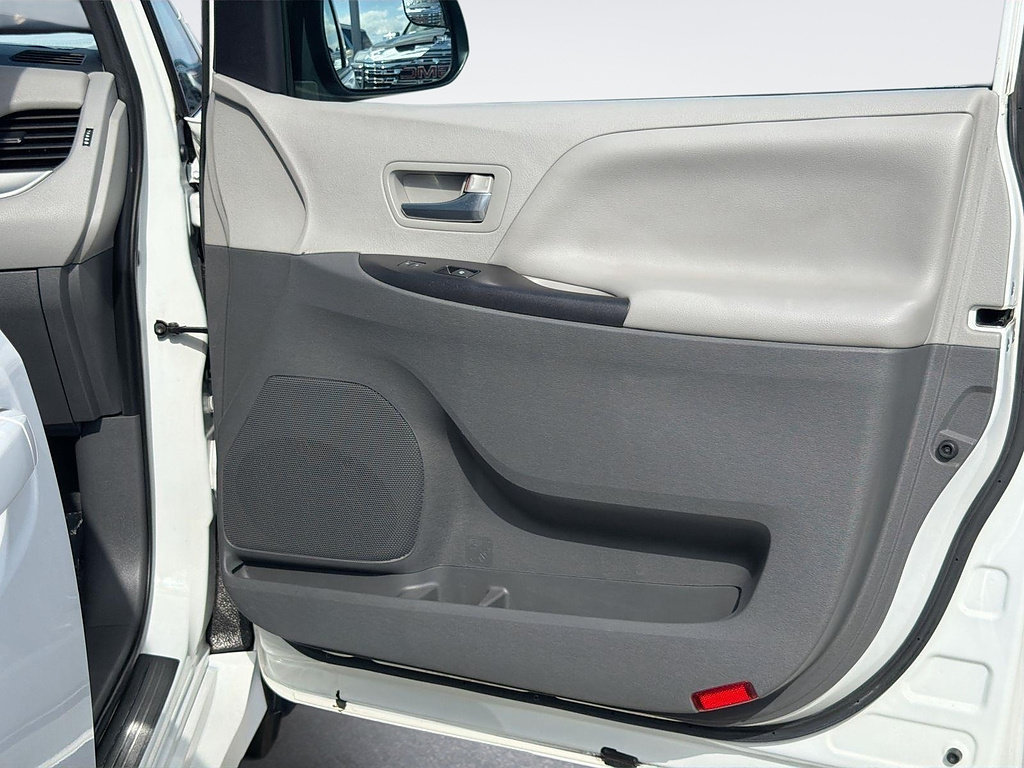 Used 2020 Toyota Sienna LE w/ Carpet Mat Package FWD image 29