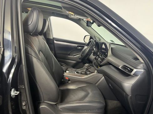 Used 2024 Toyota Highlander Platinum FWD image 28