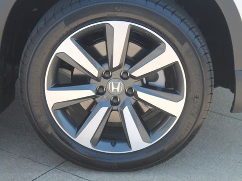Used 2025 Honda Pilot Touring image 3