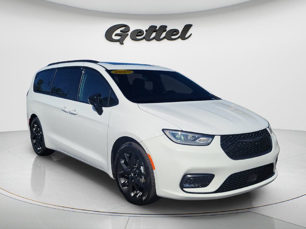 Used 2025 Chrysler Pacifica Limited FWD image 3